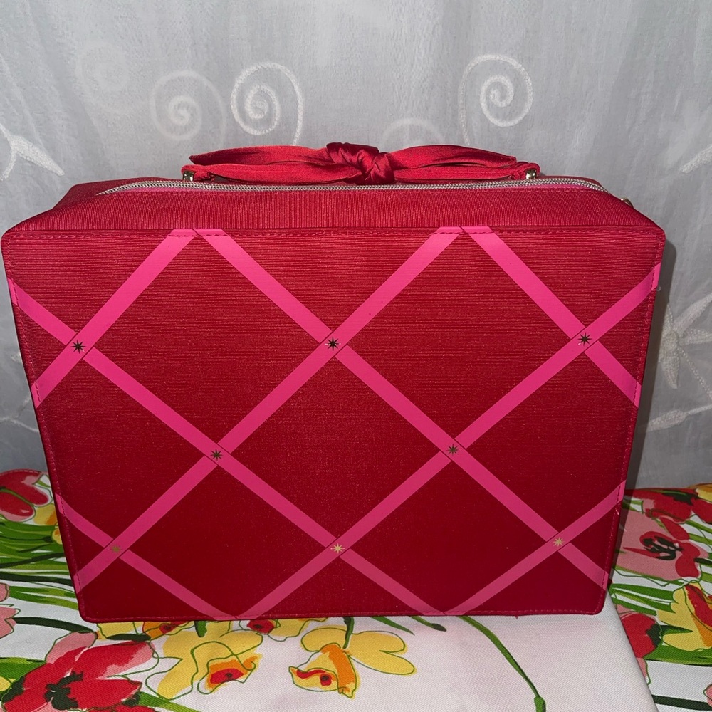 NEW Estée Lauder makeup case, NEW WITH PLASTIC COVER OVER ZIPPER TAGS